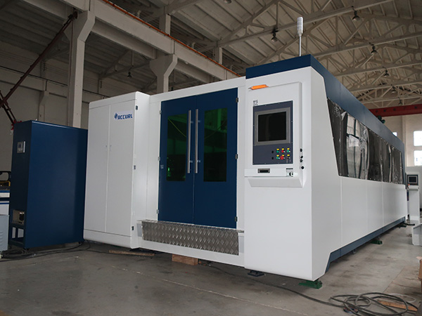 2500w සම්පූර්ණයෙන්ම වසා දැමූ Pattle Table Fiber Laser Sheet Cutting Machine